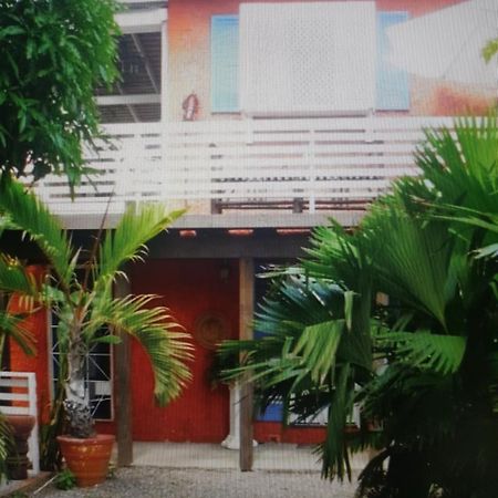 Mikuzi Hotel Kingston Bagian luar foto