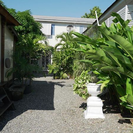 Mikuzi Hotel Kingston Bagian luar foto