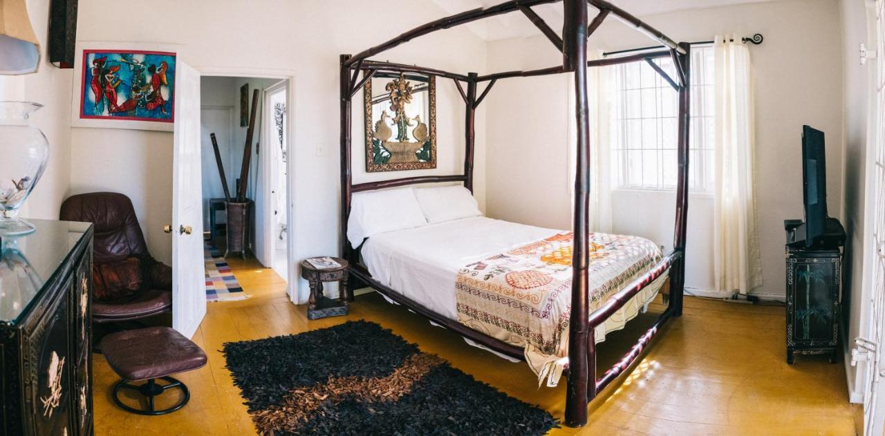 Mikuzi Hotel Kingston Bagian luar foto